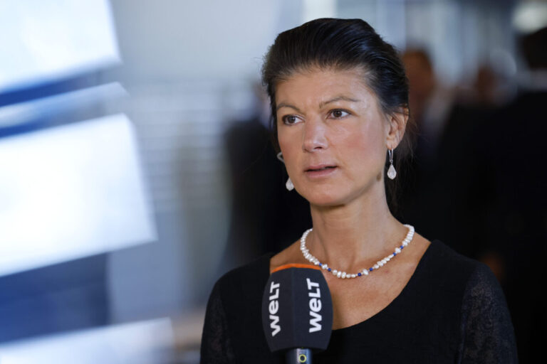 Parteirebellin Sahra Wagenknecht (Linkspartei) im Bundestag – sie kommentiert Austrittsforderungen mit den Worten: „Für mich ist das Kapitel abgehakt“ Foto: picture alliance / Panama Pictures | Christoph Hardt