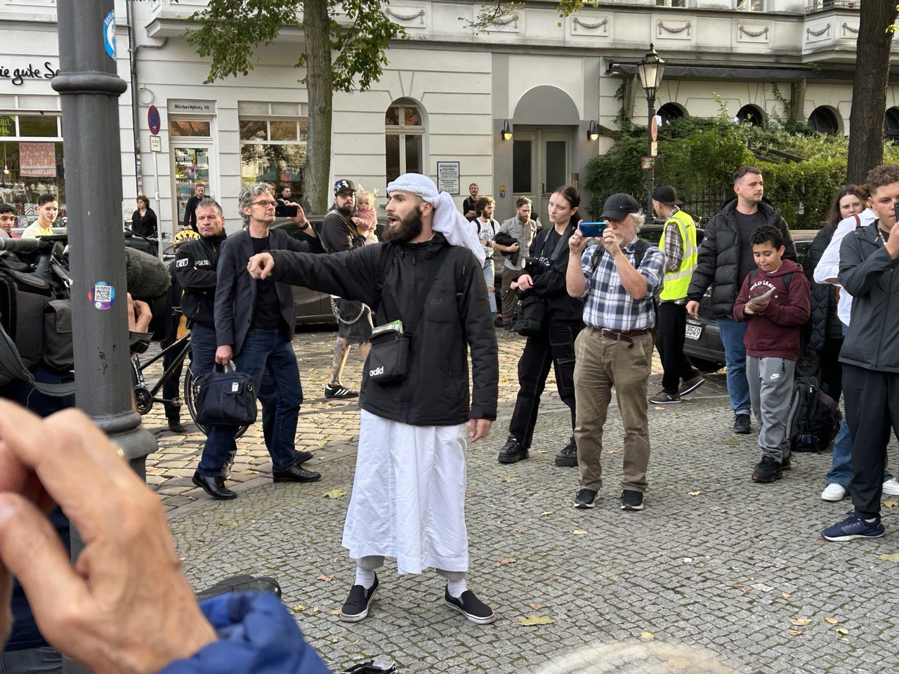 Besucher einer verbotenen Palästina-Demo am Richardplatz in Berlin