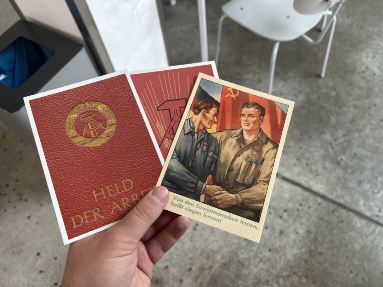 Auf dem Foto hält der Autor des Beitrags, Lorenz Bien, Postkarten mit DDR-Bezug. In der Gedenkstätte Hohenschönhausen werden in letzter Zeit Propagandamotive verkauft. (Themenbild)
