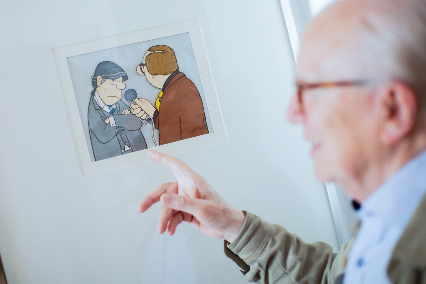 Auf dem Foto zeigt ein älterer Mann auf eine Karikatur von Loriot. Der Humorist war vor 100 Jahren geboren wurden und seine Satire genießt einen Kultstatus in Deutschland. (Themenbild/Symbolbild)