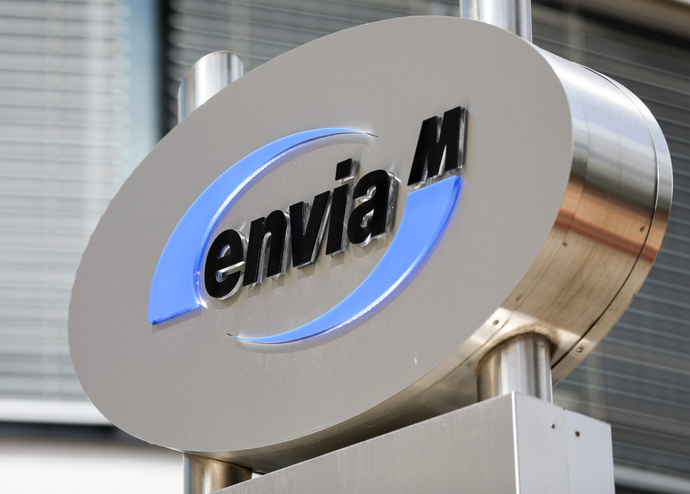 Schild mit Logo von EnviaM: Stromversorger erhöht Preise für Wärmepumpenbesitzer.