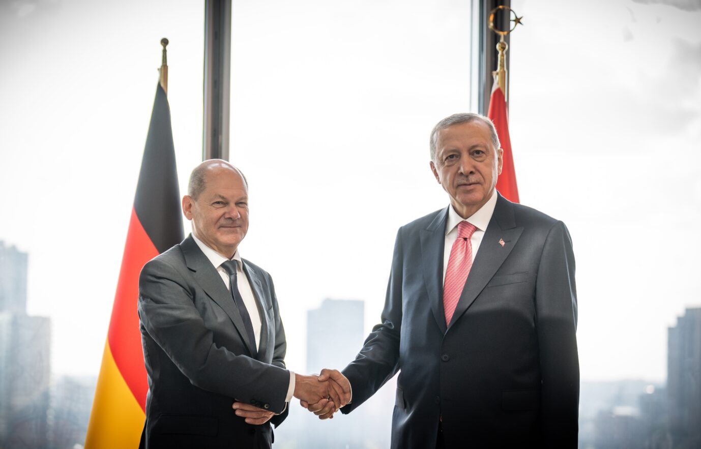 Bundeskanzler Olaf Scholz (SPD) (l.) schüttelt dem türkischen Präsidenten Recep Tayyip Erdogan die Hand.