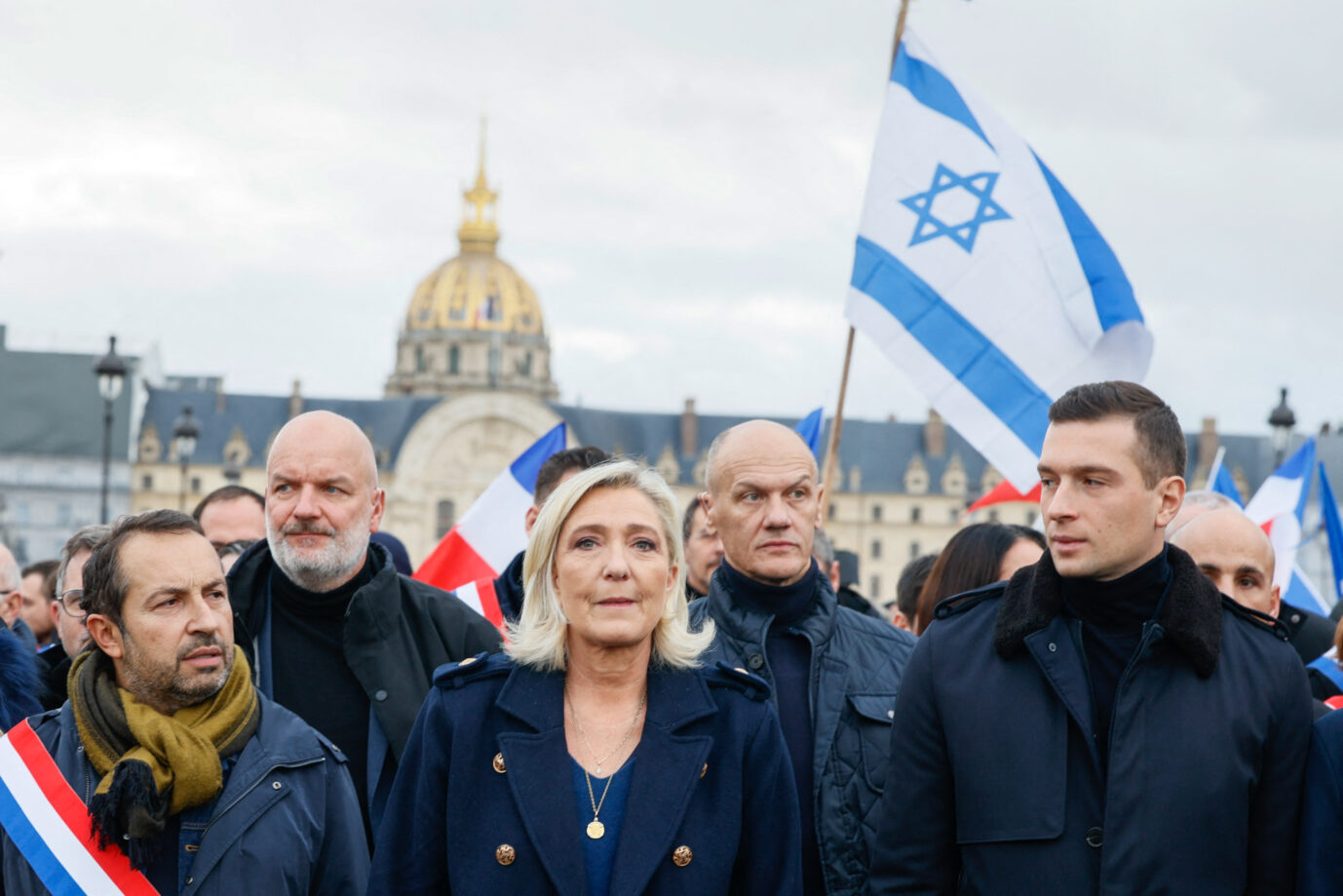 Rassemblement-National-Poliltikerin Marine Le Pen (Mitte) auf dem Marsch gegen Antisemitismus in Frankreich: Geschickte Strategie bürgerliche Wähler anzusprechen.