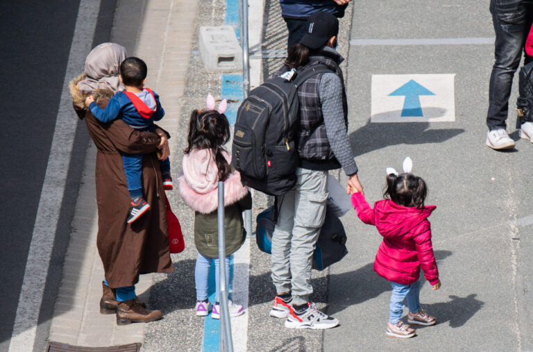 Flüchtlinge aus Griechenland kommen am Flughafen Hannover an. Gut ein Jahr nach Beginn der Aufnahmeaktion von schutzbedürftigen Menschen aus griechischen Flüchtlingslagern ist zum vorerst letzten Mal ein Flugzeug mit Migranten in Deutschland gelandet. Insgesamt wurden fast 3000 Menschen aus erbärmlichen Zuständen aus den Lagern auf den griechischen Inseln geholt.