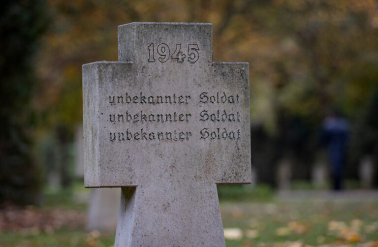 Grastein für unbekannte Soldaten: Am Volkstrauertag rückt das Gedenken an die Weltkriegstoten wieder in Erinnerung.