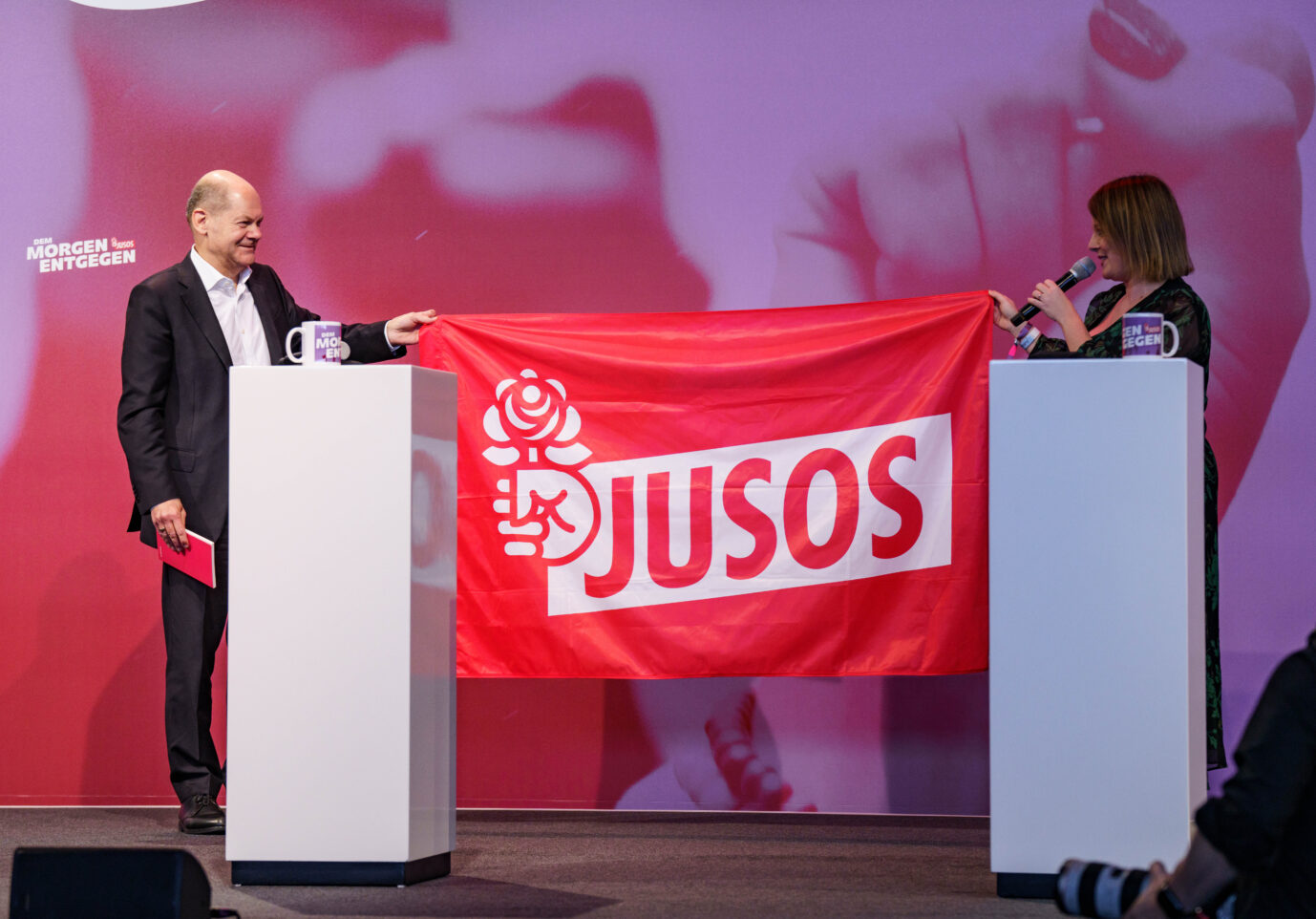 Der damalige SPD-Kanzlerkandidat Olaf Scholz (links) beim Bundeskongreß der Jusos 2021.
