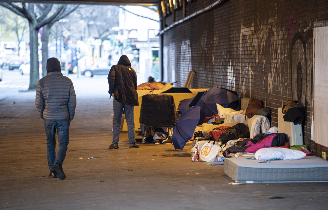 Obdachlose müssen auch bei kalten Temperaturen auf der Straße ausharren, Asylbewerber kommen ins Hotel.