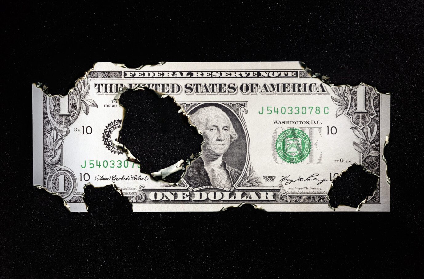 Eine ramponierte Dollar-Note: Das Steuergeld der US-Bürger wird großzügig verwendet Foto: picture alliance | CHROMORANGE / Christian Ohde