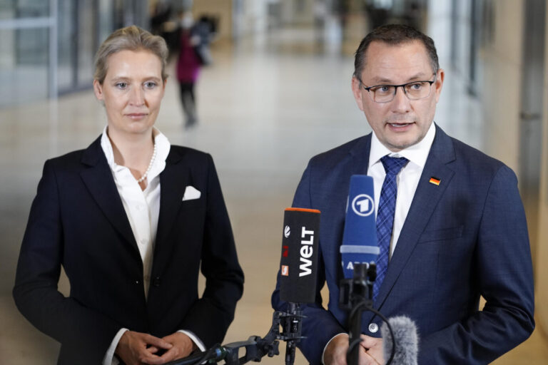 Aktuell,07.04.2022 Berlin, Tino Chrupalla und Dr. Alice Weidel von der Partei AfD beim gemeinsamen Fernsehstatement und Bekanntgabe des Erfolgs der AfD im Anschluss an die namentlichen Abstimmungen zur Impfpflicht gegen SARS-CoV-2 bei der 28. Sitzung des Deutschen Bundestag in Berlin