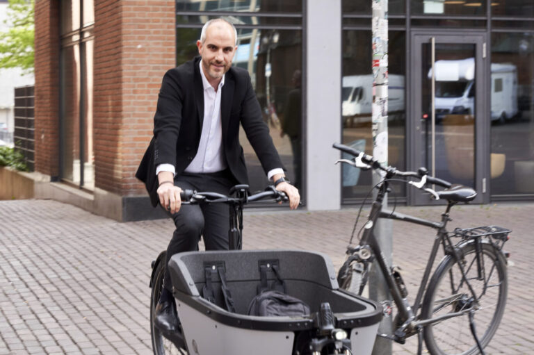 Nur noch mit dem Fahrrad in Hannovers Innenstadt: Bürgermeister Belit Olnays (Grüne) Pläne bringen die Koalition mit der SPD zum Sturz. Rot-Grün am Ende.