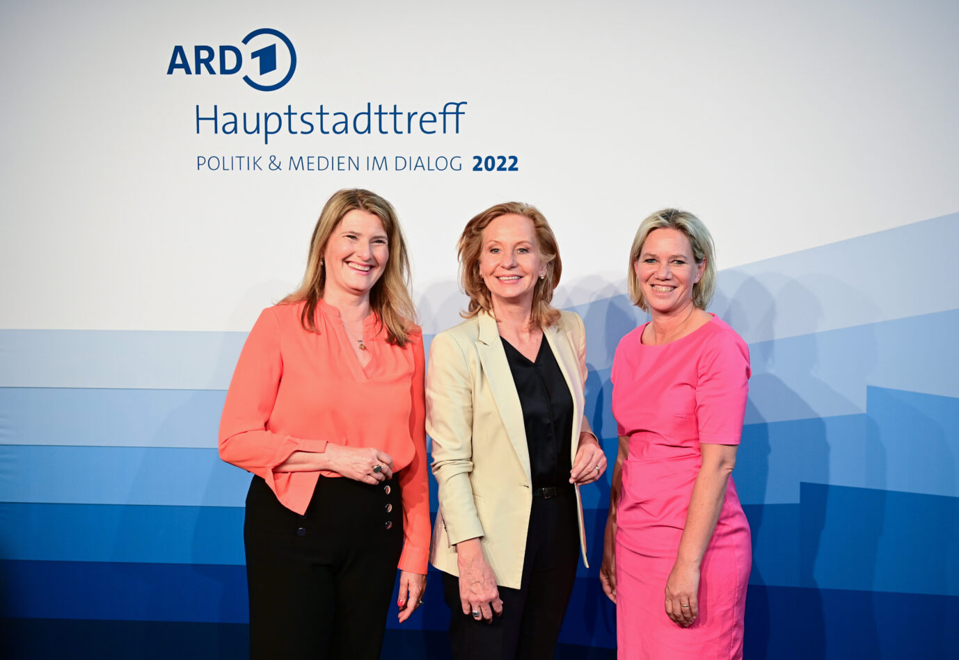 Auf dem Foto befinden sich ARD-Hauptstadtkorrespondentin Tina Hassel, die Ex-RBB-Intendantin Patricia Schlesinger und die ARD-Programmdirektorin Christine Strobl. Sie sind Symbolfiguren des öffentlich-rechtlichen Rundfunks, kurz: ÖRR.