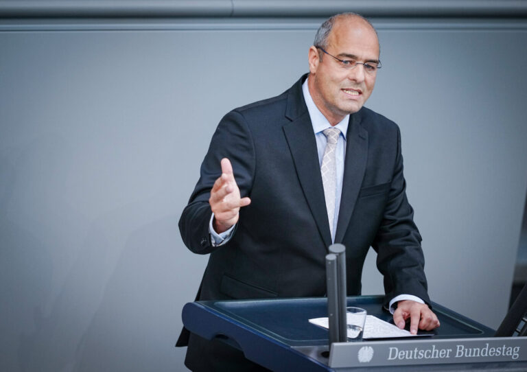 Peter Boehringer (AfD) spricht im Bundestag zum Auftakt der Haushaltswoche im Parlament. Der Bundestag stimmt in zweiter Beratung über den Etat 2022 ab.