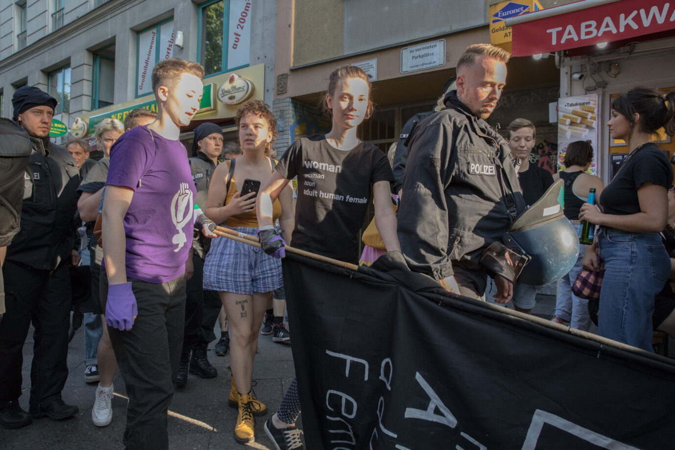 Auf dem Foto befindet sich ein Lesbenmarsch der sogenannten Radikalfeministinnen in Berlin im Jahr 2022. Die daran beteiligten Frauen lehnen Transgender-Theorie ab. (Symbolbild)