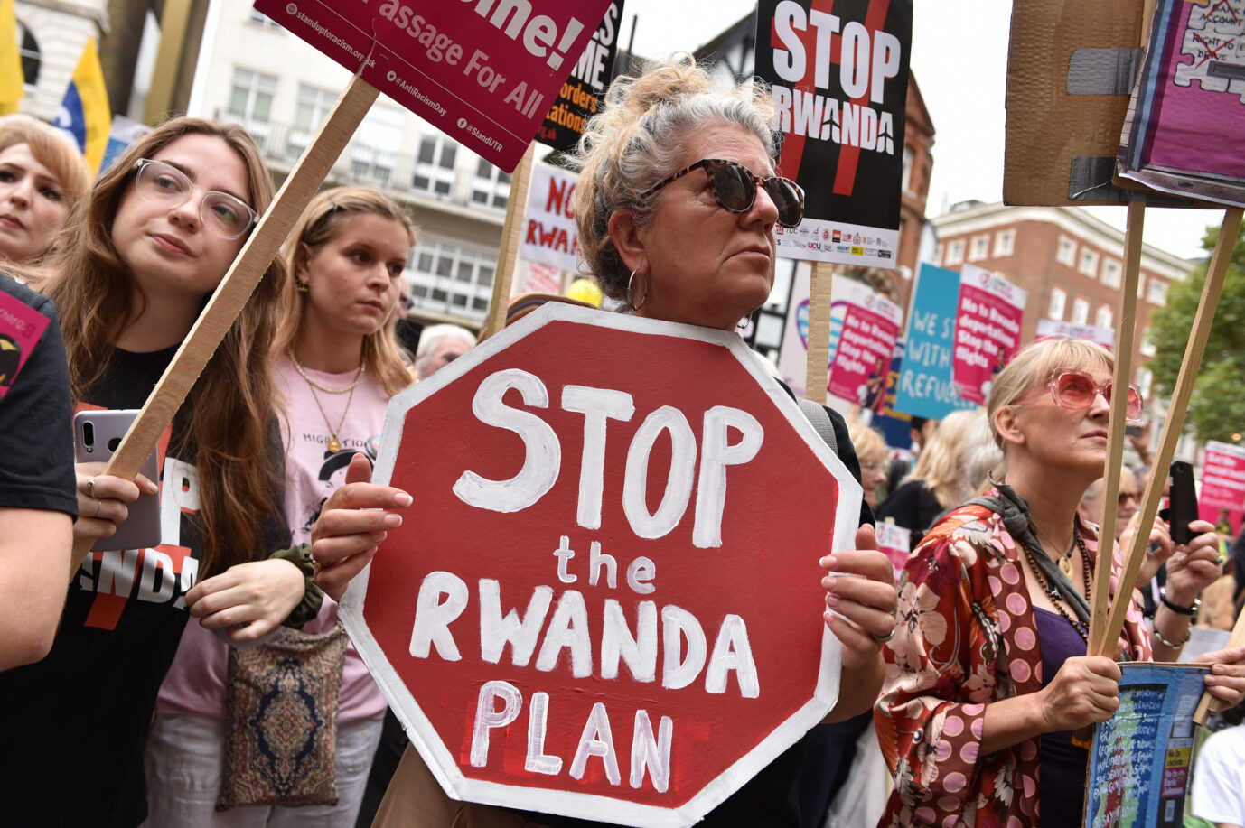 In England formierten sich Gegner gegen das "Ruanda-Modell" der dortigen Regierung, das nun auch die CDU andenkt.