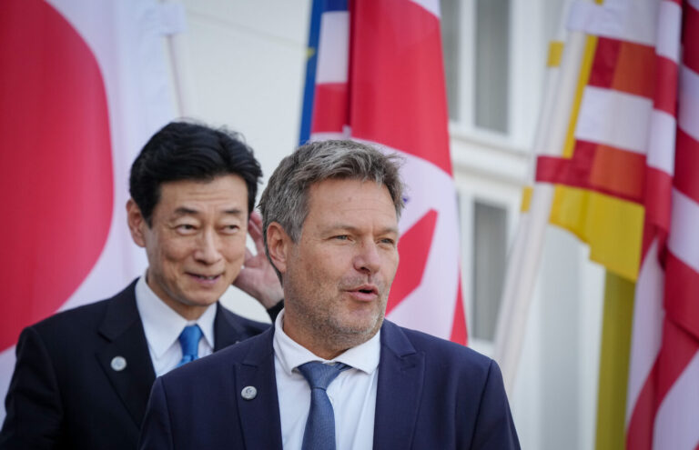 Robert Habeck (r, Bündnis 90/Die Grünen), Bundesminister für Wirtschaft und Klimaschutz, verabschiedet Yasutoshi Nishimura (l), Wirtschaftsminister von Japan, nach dem Treffen der G7-Handelsminister vor Schloss Neuhardenberg.