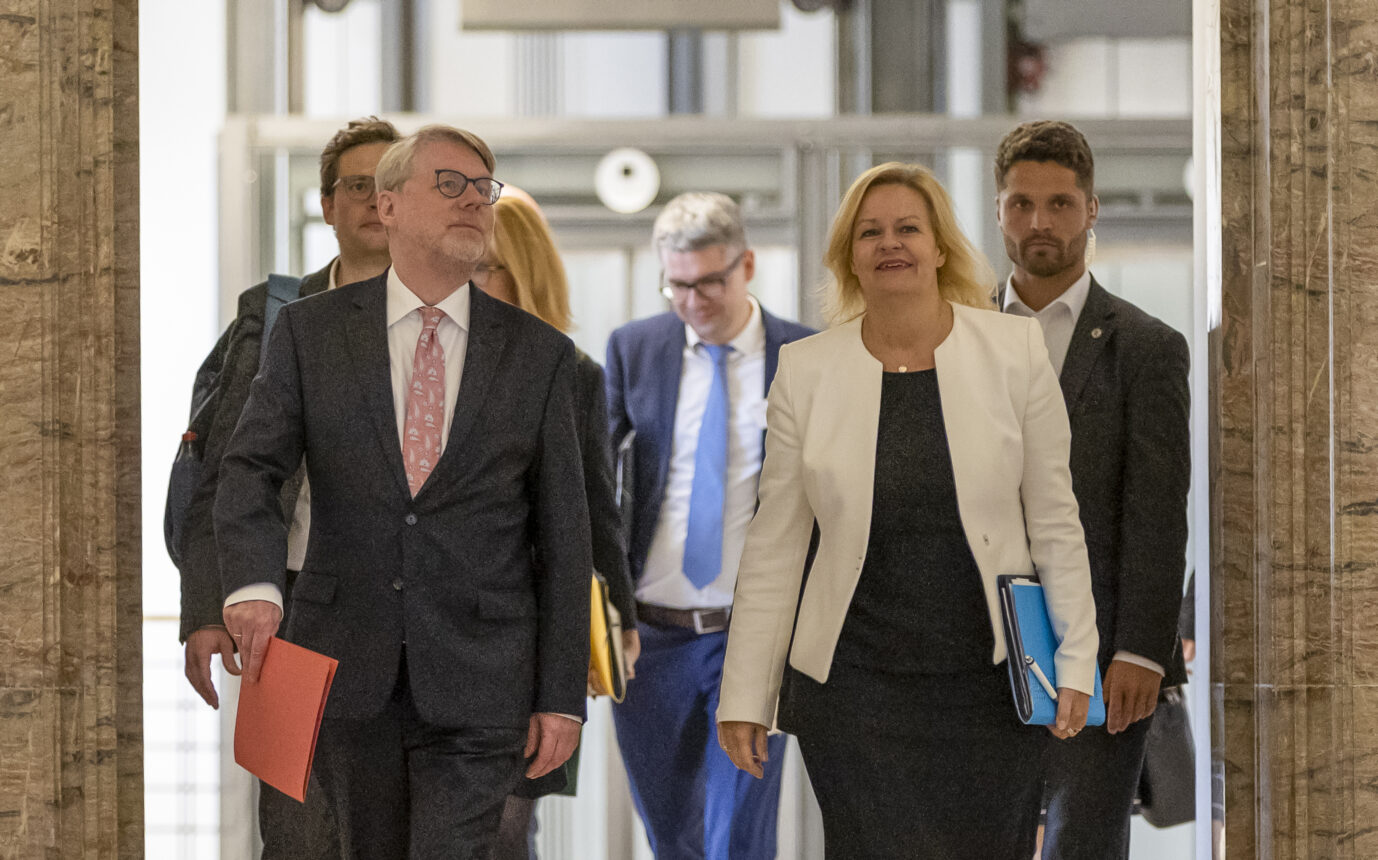 BAMF-Präsident Hans-Eckhard Sommer und Bundesinnenministerin Nancy Faeser (SPD) bei deren Behörden-Besuch im Oktober 2022.