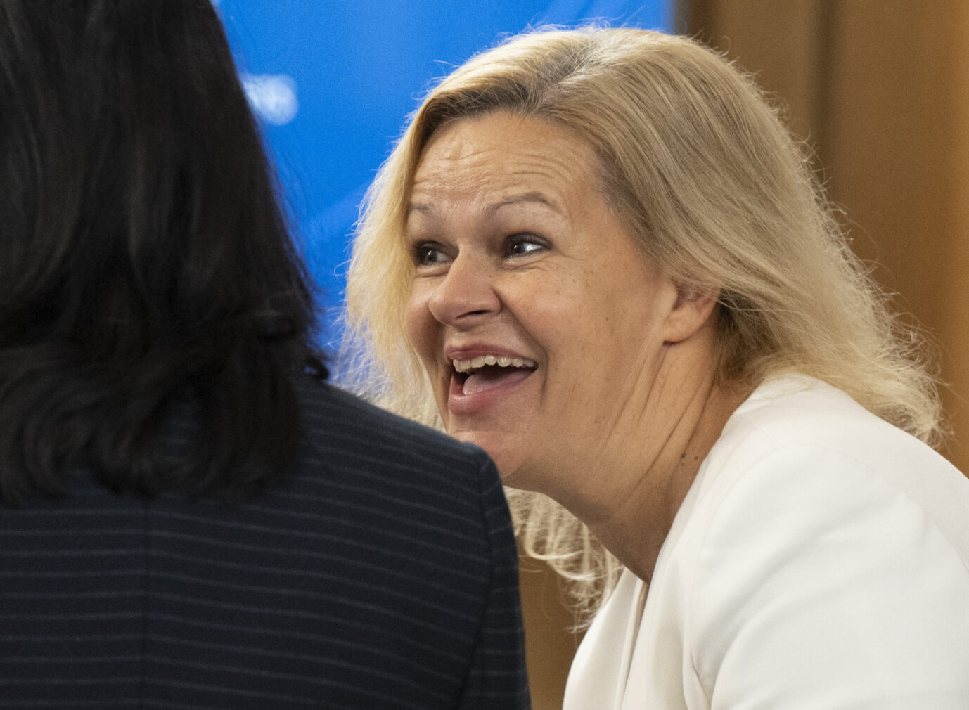 Bundesinnenministerin Nancy Faeser (SPD) lacht beim Treffen der G7-Innenminister auf dem historischen Kloster Eberbach. Bei dem Treffen der G7 in Eltville tauschen die Innenministerinnen und -minister sich über die gemeinsamen Werte von Demokratie, Rechtsstaatlichkeit und Menschenrechten sowie soziale Gerechtigkeit, Gleichstellung und inklusive Digitalisierung aus. Asylverfahren sollen schneller gehen.