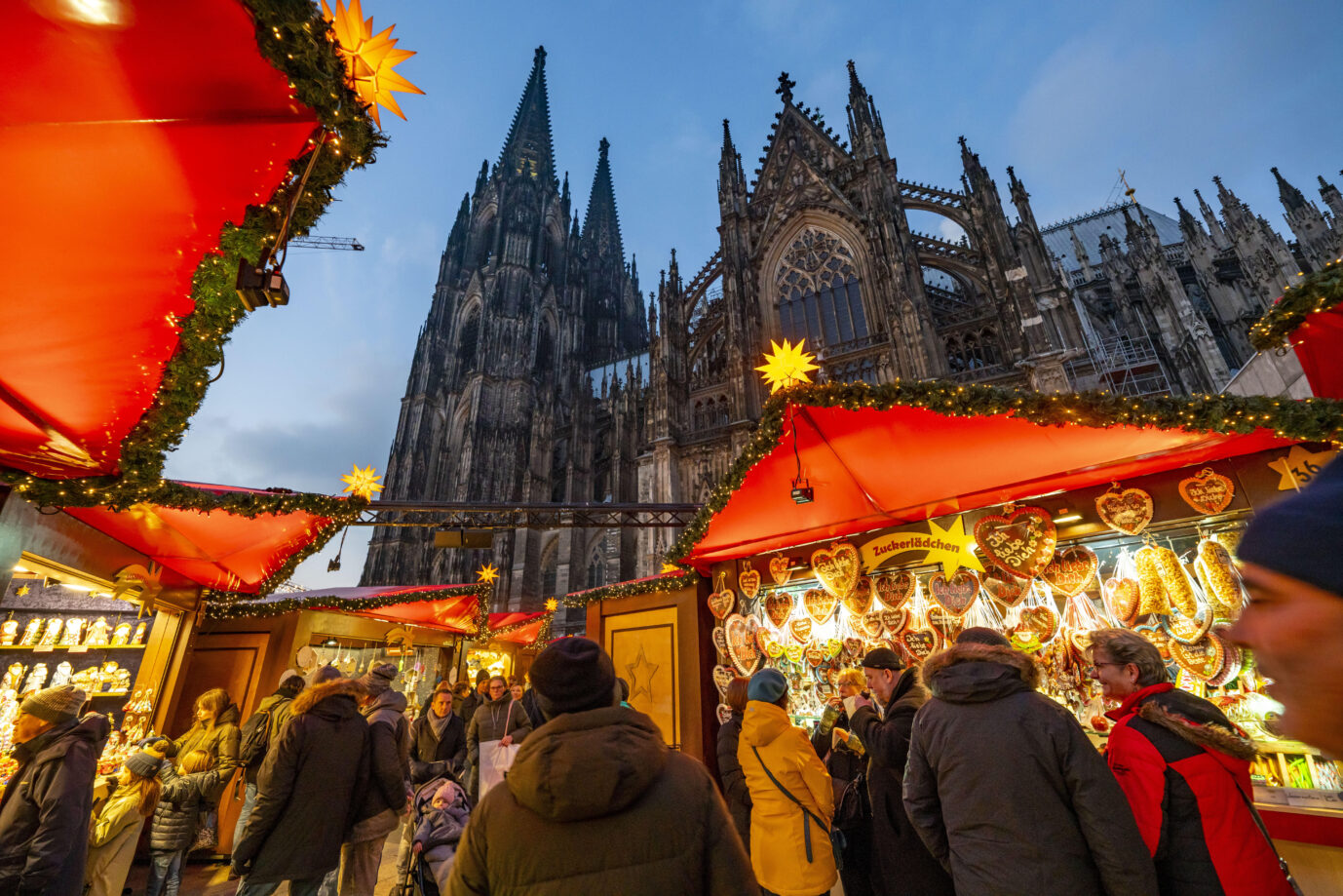 Weihnachtsmarkt auf dem Roncallli Platz, direkt am Kölner Dom, in der Altstadt von Köln, NRW, Deutschland. Der Weihnachtsmarkt war potentielles Ziel für den Terroranschlag.