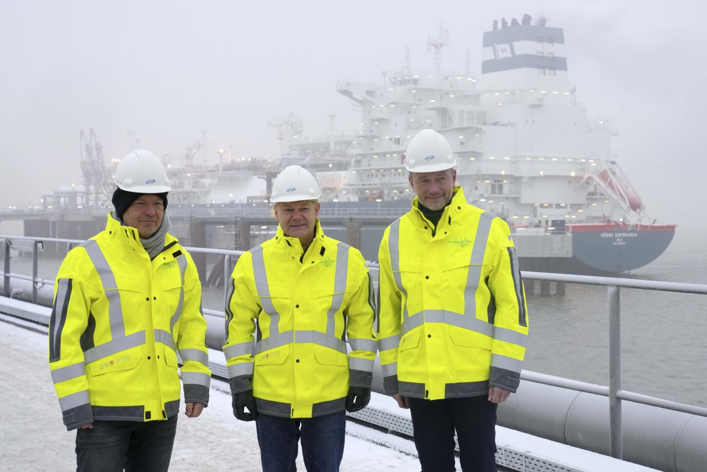 Klimaschädlich: Klimaminister Robert Habeck (Grüne), Bundeskanzler Olaf Scholz (SPD) und Finanzminister Christian Lindner (FDP) bei der Eröffnung des LNG-Terminals in Wilhelmshaven.