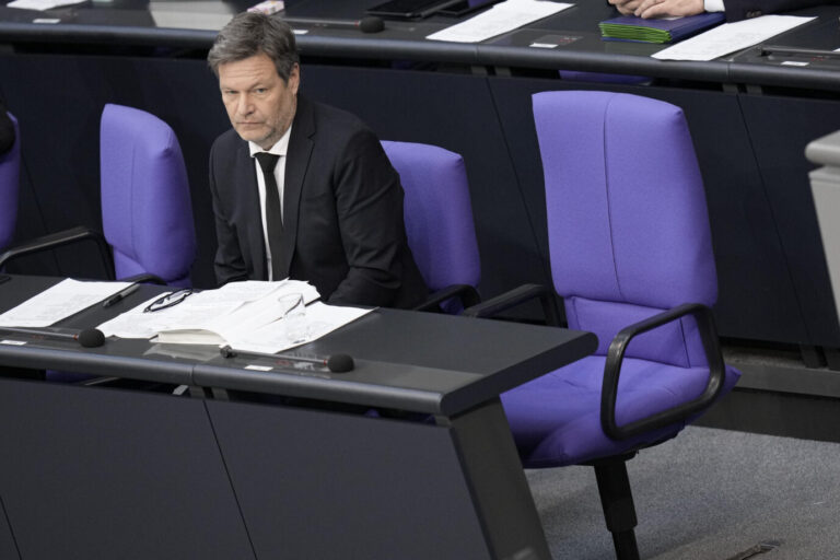 Wirtschafts- und Klimaminister Robert Habeck (Gruene)traurig mit nachdenklichem Blick auf der Regierungsbank bei der 84. Sitzung des Deutschen Bundestag in Berlin