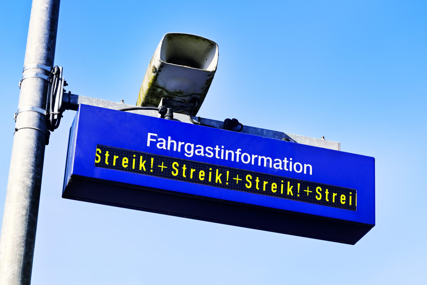 Anzeigetafel auf einem Bahnhof mit Aufschrift Streik!