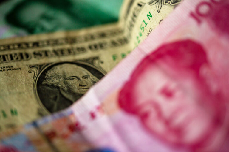Eine Chinesische 100 Yuan-Banknote (vorne) und ein 1 US-Dollar Geldschein (M) liegen auf einem Tisch: Die Brics-Staaten fordern die US-Hegemonie heraus.