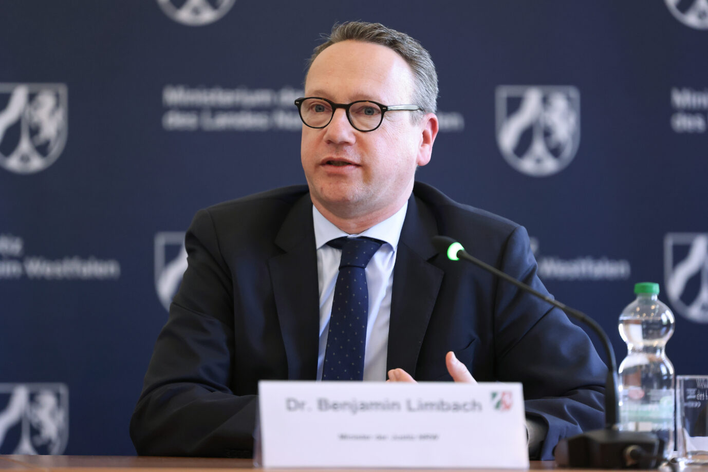 NRW-Justizminister Benjamin Limbach (Grüne): Die Opposition setzt den 53jährigen zunehmend unter Druck.