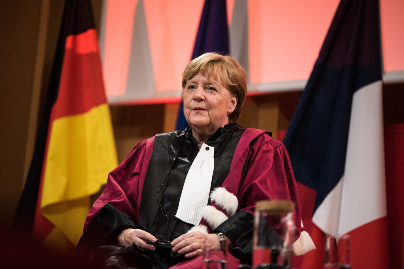 Ex-Kanzlerin Angela Merkel (CDU) bei einer Preisverleihung: Bürger dürfen ihre Politik ausbaden.