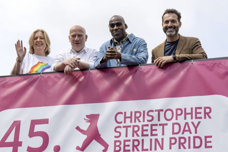 Auf dem Foto befinden sich Bärbel Bas, Kai Wegner, Joe Chialo und Alfonso Pantisano bei einer jährlichen LGBT-Großkundgebung in Berlin. Queere Menschen feiern jährlich ihre Erfolge.(Themenbild/Symbolbild)