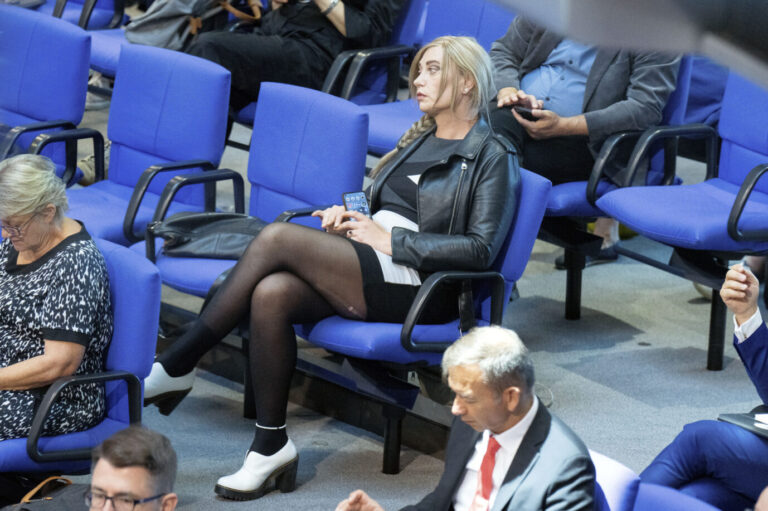 Auf dem Foto befindet sich ein sich als Transfrau identifizierender Abgeordneter, der als "Tessa Ganserer" in den Bundestag eingezogen ist. (Themenbild/Symbolbild)