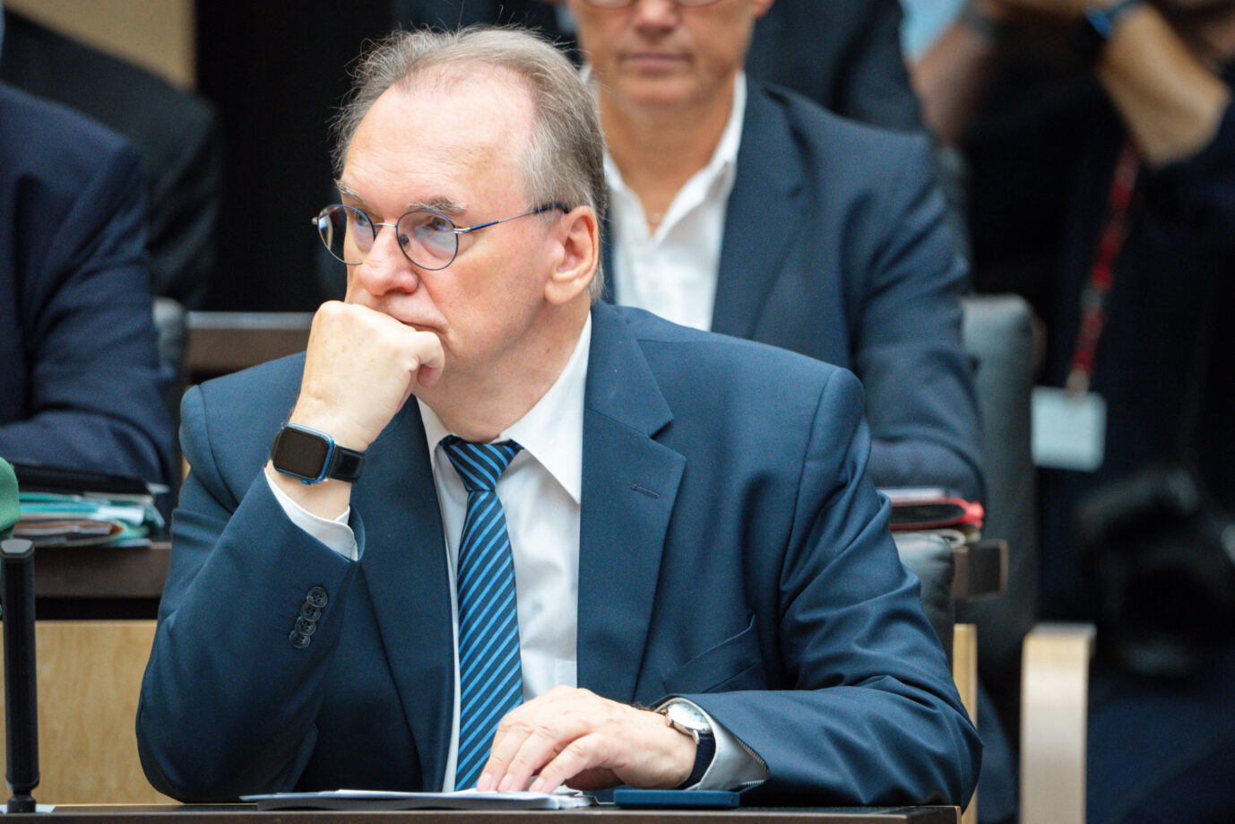 Auf dem Foto befindet sich der Ministerpräsident von Sachsen-Anhalt, Reiner Haseloff. Der Landtagsfraktion seiner Partei, der CDU, wird nun Steuergeldverschwendung vorgeworfen. (Themenbild/Symbolbild)