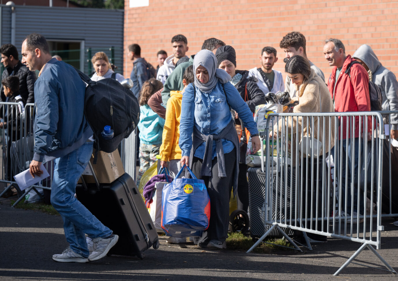 Asylbewerber vor einer Erstaufnahmestelle in Hessen: Im Oktober kamen deutlich mehr Migranten als im Vormonat.