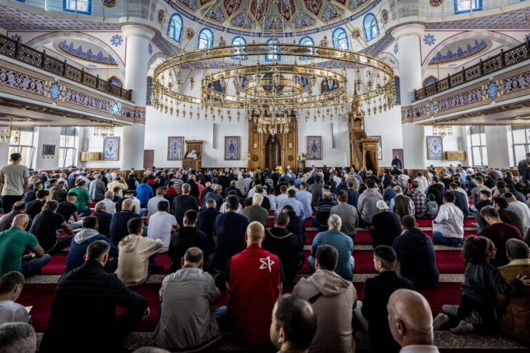 Auf dem Foto befindet sich das Innere einer Moschee des türkischen Islamverbandes DITIB. Darin führen die Muslime das Freitagsgebet aus. (Themenbild/Symbolbild)
