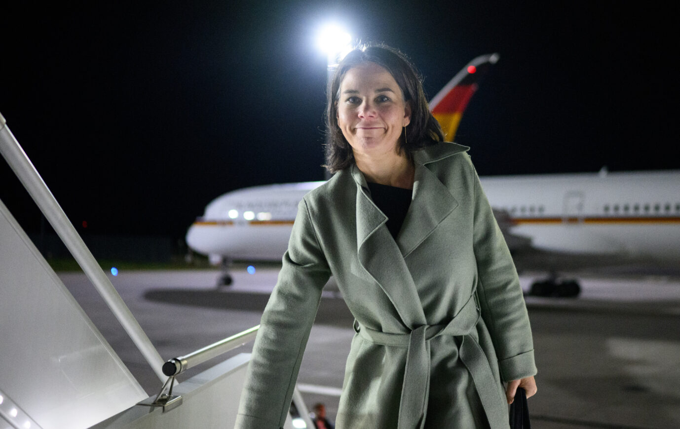 Klimaschutz? Außenministerin Annalena Baerbock (Grüne) fliegt gern und viel – hier ist sie im Oktober auf dem Weg nach Moldau.