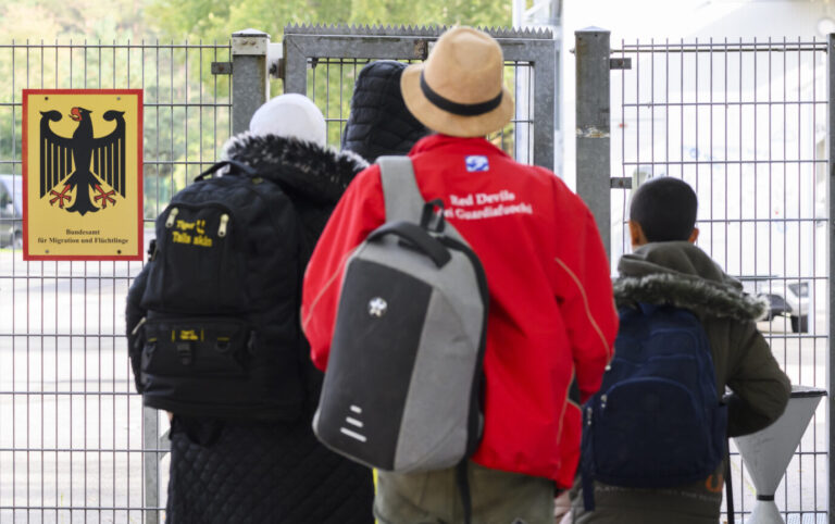 Ampel-Migranten betreten die Landesaufnahmebehörde Niedersachsen am Standort Braunschweig: Die Migrationszahlen scheinen nicht mehr zu abzunehmen