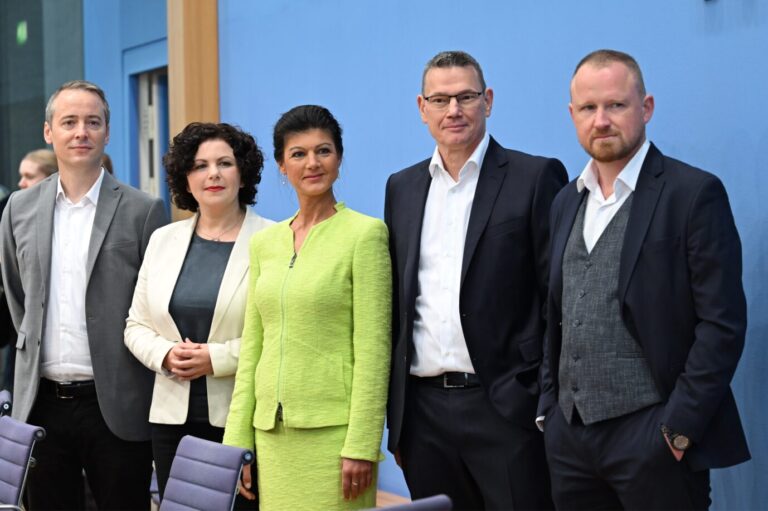 Vorstandsmitglieder des Vereins „Bündnis Sahra Wagenknecht - Für Vernunft und Gerechtigkeit“ zur Gründung der neuen Wagenknecht-Partei am 23. Oktober 2023 im Haus der Bundespressekonferenz in Berlin: Ex-Linken-Politiker Lukas Schön (l-r), Amira Mohamed Ali, Sahra Wagenknecht, Unternehmer, Millionär und STP-Gründer Ralph Suikat und Christian Leye, Quelle: picture alliance/dpa, Sören Stache