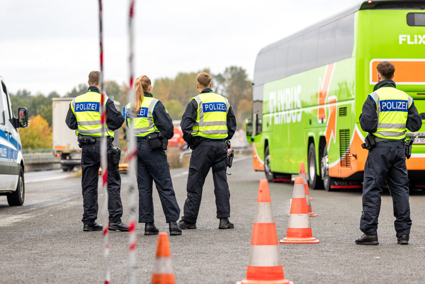 Auf dem Foto befindet sich eine Grenzkontrolle durch die Bundespolizei. Während einer Untersuchung fand die Polizei zwei abgelehnte Asylbewerber im Bus. (Symbolbild)