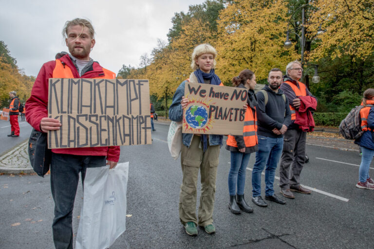 Auf dem Foto befindet sich die sogenannte Letzte Generation, eine klimaradikale Vereinigung. Auf den Transparenten steht unter anderem "Klimakampf ist Klassenkampf". (Themenbild/Symbolbild)