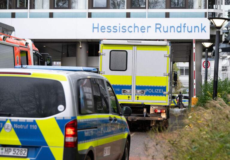 Polizeifahrzeuge fahren auf das Gelände des Hessischen Rundfunks (HR) in Frankfurt. Nach dem Fund eines verdächtigen Gegenstandes wurden Gebäude auf dem Gelände geräumt. Nach dem Fund eines verdächtigen Gegenstandes auf dem Gelände des Hessischen Rundfunks (hr) in Frankfurt hat die Polizei Entwarnung gegeben. «Es handelt sich um eine Attrappe», sagte ein Polizeisprecher am Donnerstag. Laut Polizei war ein «handgranaten-ähnlicher Gegenstand» gefunden worden, ein größerer Polizeieinsatz war die Folge.