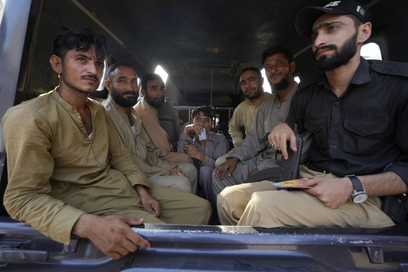 Pakistanische Polizisten sammeln Afghanen ohne Aufenthaltsgenehmigung zur Abschiebung.