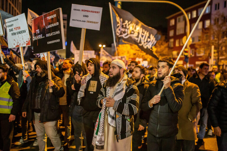 Auf dem Foto befindet sich eine Islamisten-Demo in Essen, bei der es vordergründig um den Nahostkrieg ging. (Themenbild)