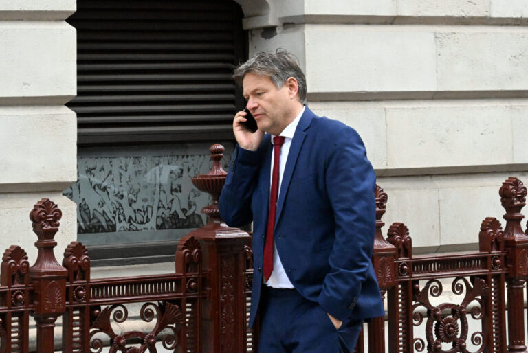 Bundeswirtschaftsminister Robert Habeck (Bündnis 90/Die Grünen) telefoniert auf dem Weg zu Großbritanniens Energieministerin Coutinho.