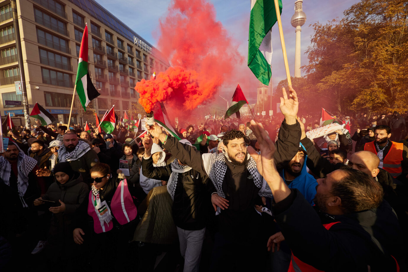Viele Straftaten bei Demos. Teilnehmer einer Pro-Palästina-Kundgebung auf der Straße Unter den Linden zünden Pyrotechnik.