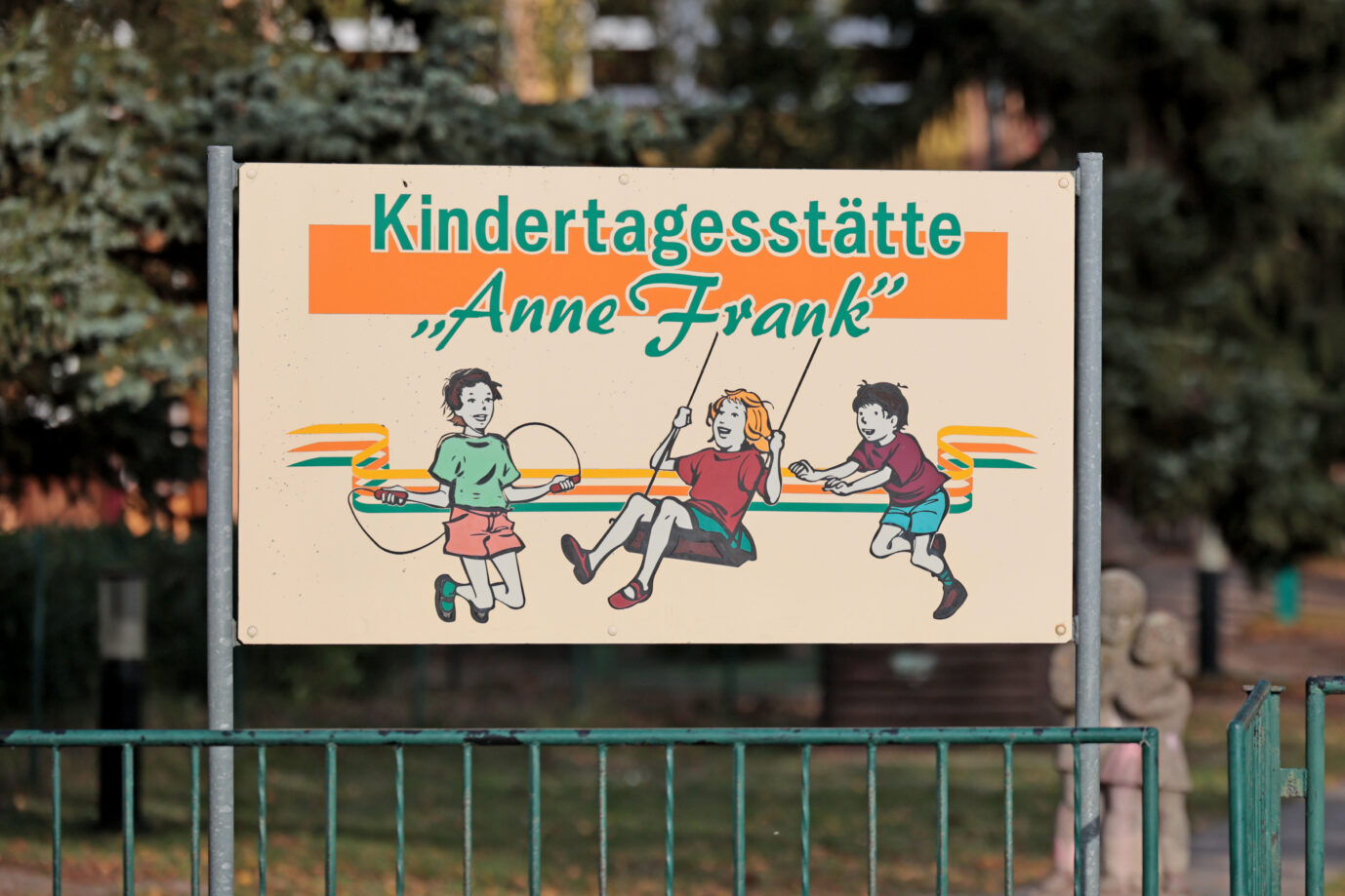 Auf einem Schild an der Einrichtung steht "Kindertagesstätte Anne Frank". Schon länger gehegte Pläne für eine Namensänderung der Kita «Anne Frank» in Tangerhütte haben vor dem Hintergrund des Gaza-Krieges für Kritik gesorgt.