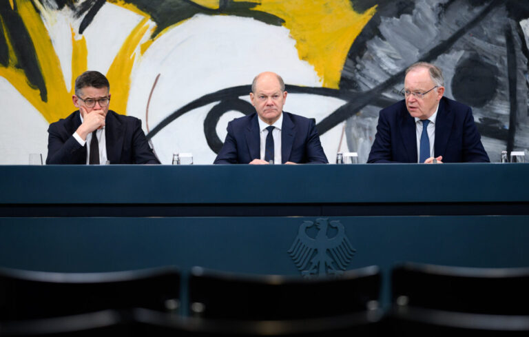 Auf dem Foto befindet sich Bundeskanzler Olaf Scholz mit zwei Ministerpräsidenten der Bundesländer. Bund und Länder einigten sich während der Ministerpräsidentenkonferenz am Montag auf Asylreformen. (Themenbild)