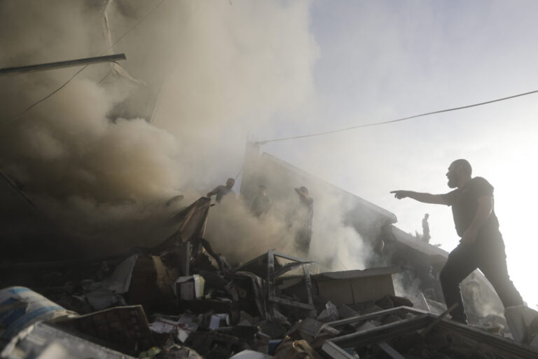 Suche nach Überlebenden nach einem israelischen Luftangriff im Gazastreifen: Nach solchen Angriffen läuft die Propaganda auf Hochtouren.