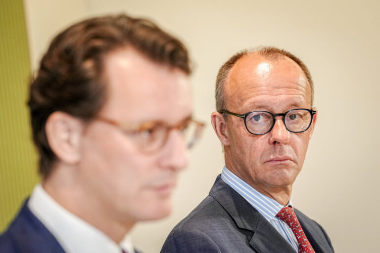 NRW-Ministerpräsident Hendrik Wüst (CDU) und sein Parteivorsitzender Friedrich Merz (rechts) kritisieren die Beschlüsse des Migrationsgipfels.