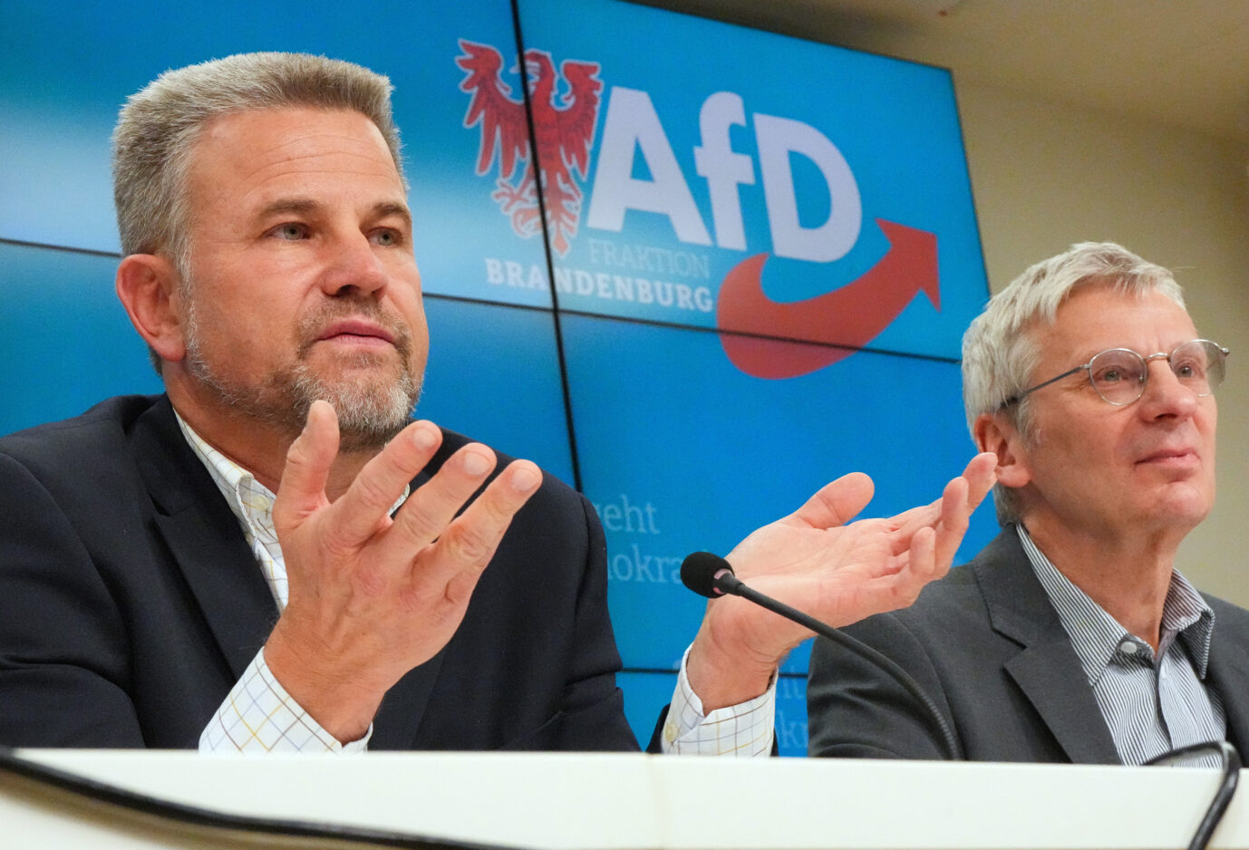 Philip Zeschmann (l), ehemals Fraktionsmitglied von BVB/Freie Wähler, spricht während einer Pressekonferenz der AfD im Brandenburger Landtag neben Hans-Christoph Berndt, Brandenburger AfD-Fraktionsvorsitzender.