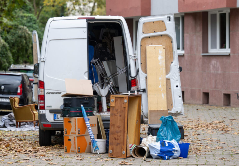 Möbel und Umzugskartons stehen vor einem Haus (Symbolbild). Einer Rentnerin in Würzburg steht genau das bevor.