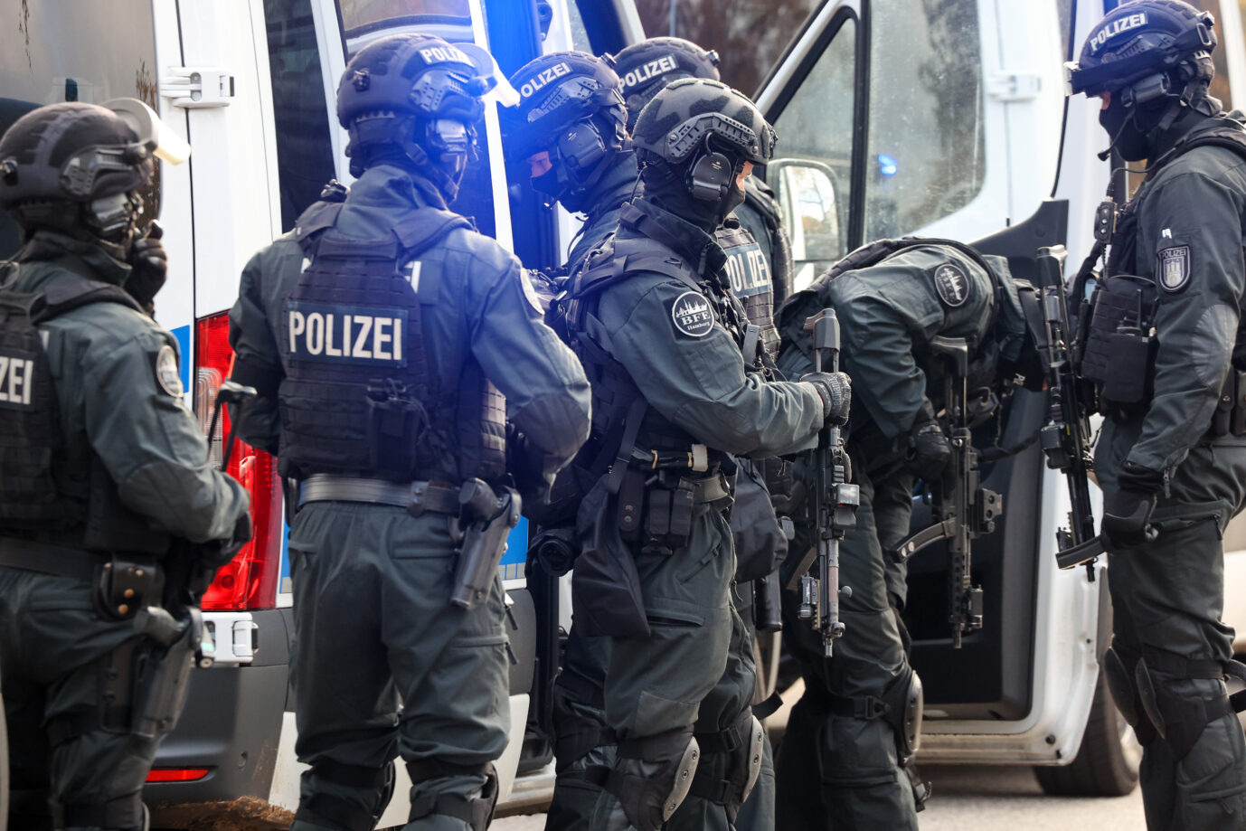 Migranten festgenommen: Schwerbewaffnete Hamburger Polizisten haben vor der Stadtteilschule Blankenese Position bezogen.